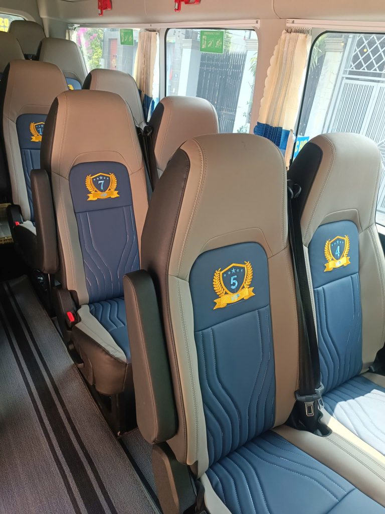 Nội thất xe được bọc da sạch sẽ